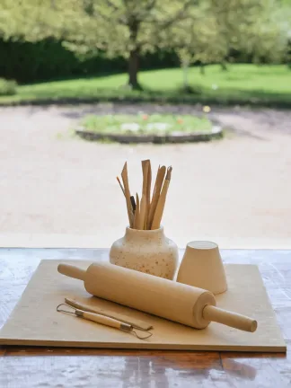 Kesäistä työskentelyä avoimin ovin autotallipajassa